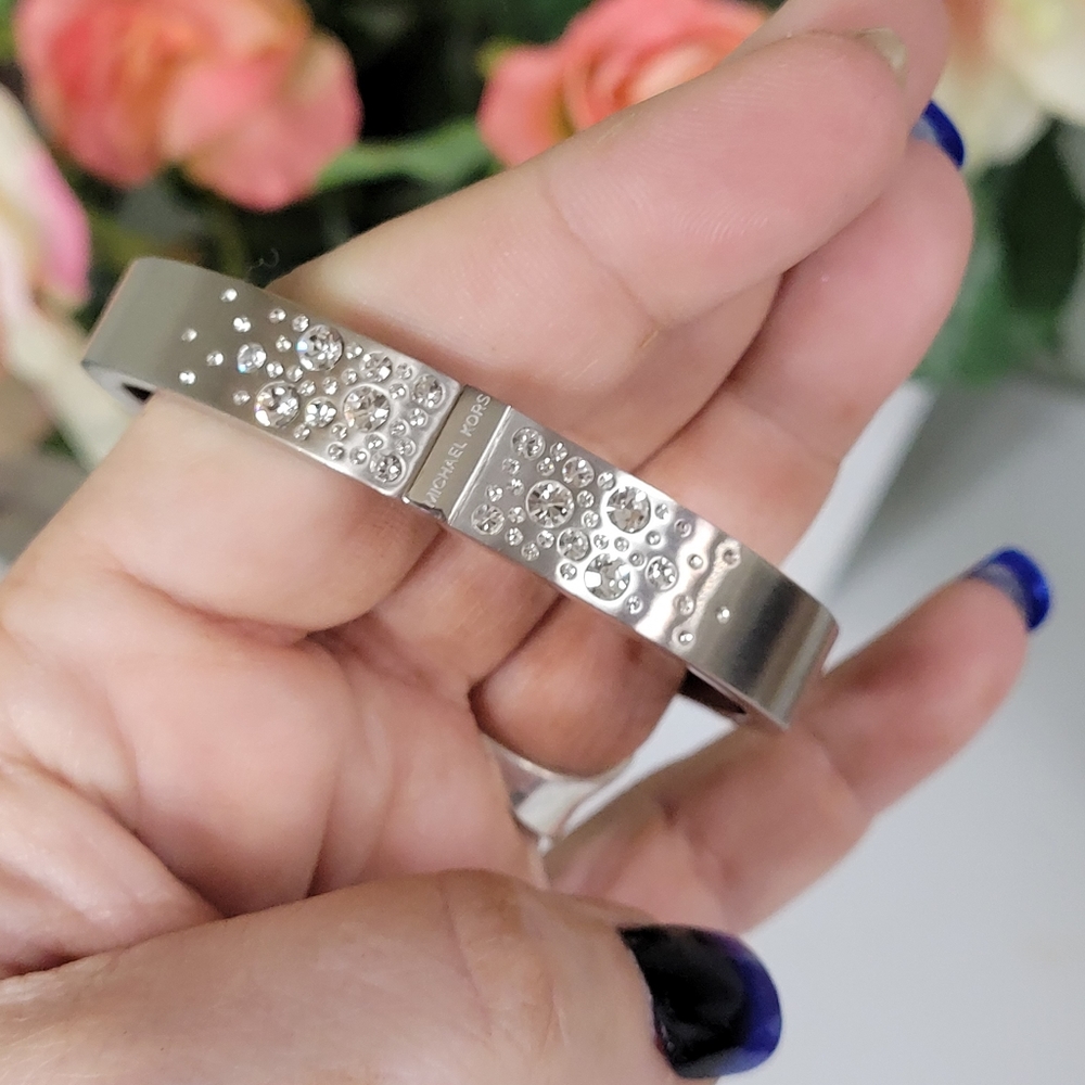 MICHAEL KORS CRYSTAL STONES HINGED BANGLE BRACELET IN GIFT BOX. 🎁 - Picture 7 of 9